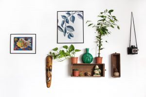 hiasan dinding tamu apartemen