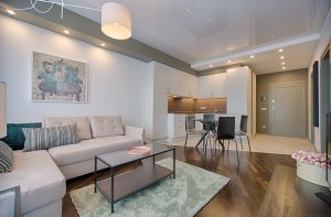 meja ruang tamu apartemen