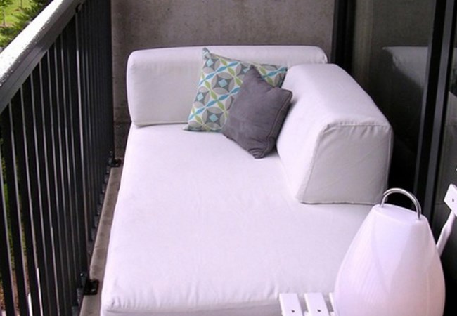 Kursi untuk balkon apartemen
