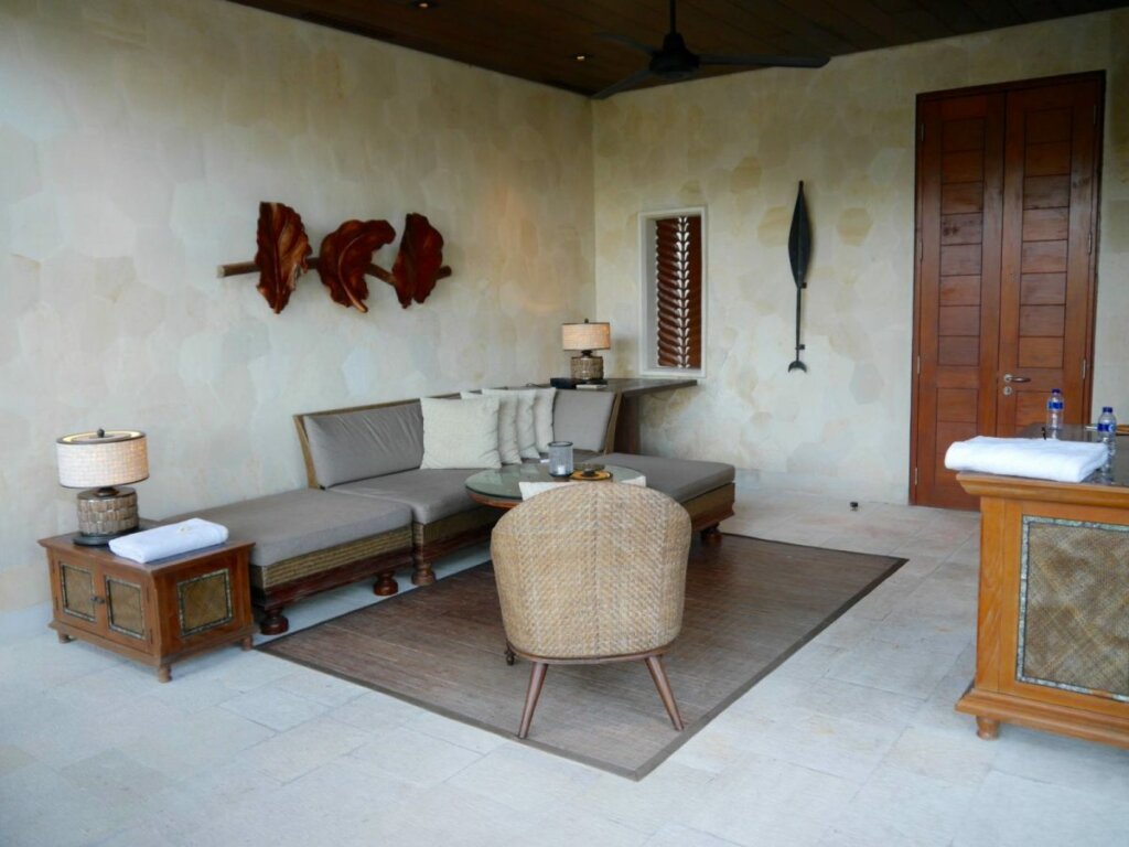 contoh keramik dinding depan rumah