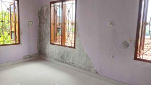 cara mengatasi dinding rumah lembab